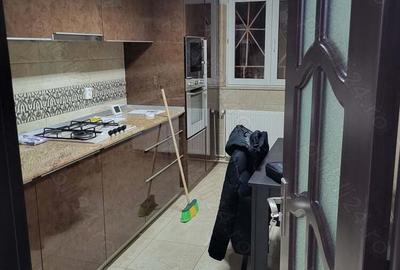 Apartament cu 4 camere decomandat în Rahova - 2