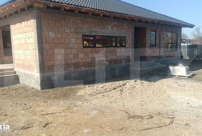 Casă cu 4 camere decomandat în Calbor
