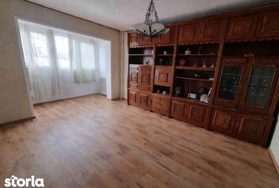 Apartament cu 3 camere decomandat în Dacia