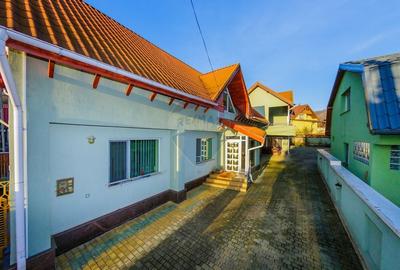 DE VANZARE DOUA CASE in zona de PARC ideale pentru doua familii - 1