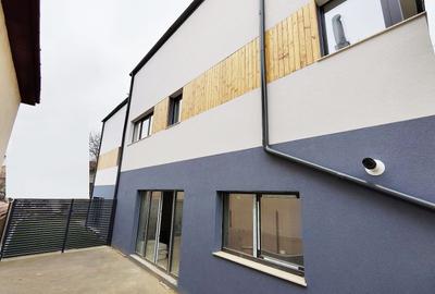 Casă cu 4 camere cu Canalizare în Dâmbul Rotund