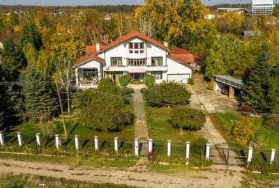 Casă individuală cu 7 camere cu Piscina în Izvorani - 1