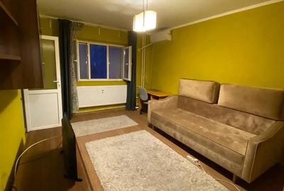 Garsonieră decomandată în Titan