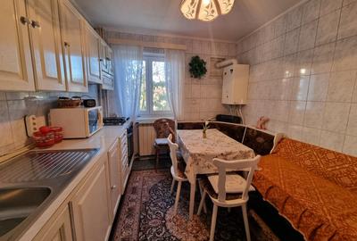 Apartament cu 3 camere decomandat, mobilat în 9 Mai