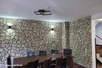 Casă cu 9 camere în Bușteni