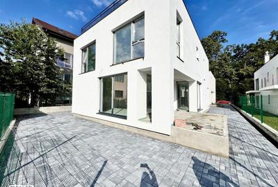 Casă cu 4 camere cu Canalizare în Central