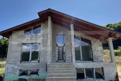 Casă cu 5 camere cu Teren 1000 Mp în Central