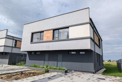 Casă individuală cu 4 camere cu Canalizare în Balotești