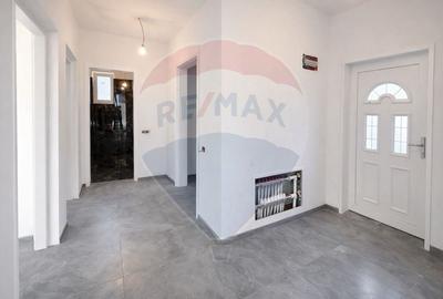 Casă cu 4 camere cu Teren 331 Mp în Crevedia - 2