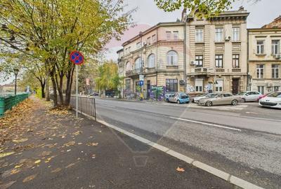 Apartament cu 3 camere decomandat, mobilat în Calea Victoriei