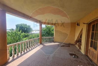 Casă cu 6 camere cu Teren 1649 Mp în Jorăști - 1