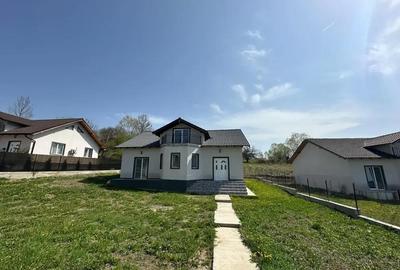 Casă cu 3 camere cu Teren 545 Mp în Mihăești - 1