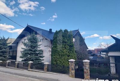 Casă cu 13 camere cu Teren 655 Mp în Central