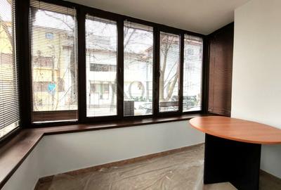 Apartament cu 3 camere decomandat, mobilat în Cotroceni