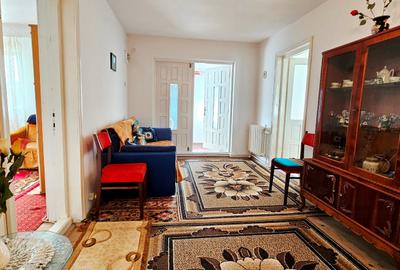 Casa, anexa si teren 1239 mp, situata in Podoleni - 2