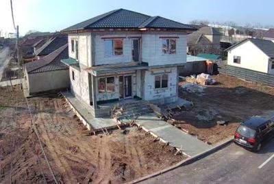 Casă cu 4 camere cu Canalizare în Lumina - 2