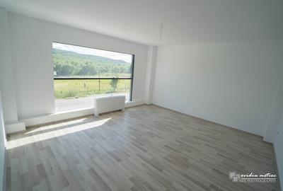 Showroom, birouri si depozit - 11