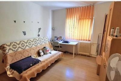 Garsonieră decomandată, mobilată în Tei