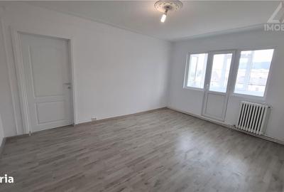Apartament cu 3 camere semidecomandat în Albești