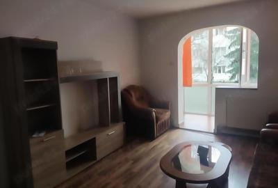 Apartament cu 2 camere semidecomandat, mobilat în Tractorul