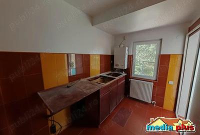 Inchiriere camera + baie ?i bucatarie, curte comuna zona Liceul Marin Coman - 3