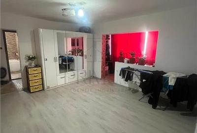 Apartament cu 3 camere semidecomandat în UMT - 1