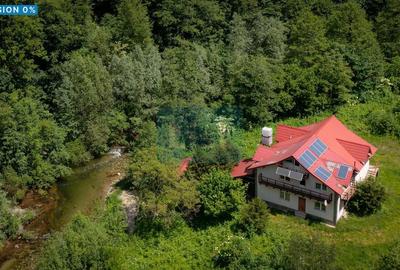 Casă cu 9 camere cu Teren 1029 Mp în Obârșia-Cloșani