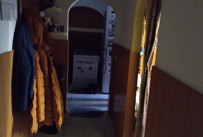 Apartament 3 camere , decomandat, zona Sud (Scoala 1-8), etajul 1/4. - 2