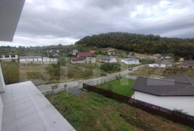 Casa 111 mp,pe 2 nivele cu 4 camere,570 mp teren,zona Valea - 9
