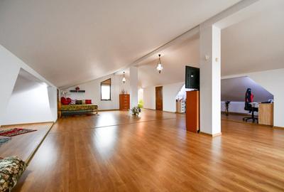 Casă individuală cu 6 camere cu Canalizare în CET - 42