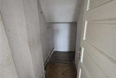 Imobil cu potential, constructie solida cu 2 apartamente, de - 2