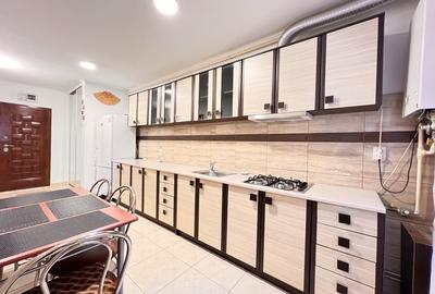 Apartament cu 3 camere decomandat, mobilat în Tractorul