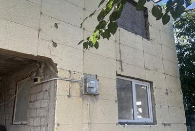 Casă cu 2 camere cu Teren 1000 Mp în Central - 1