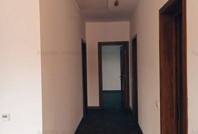 Casă cu 4 camere în Central - 2