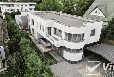 Casă individuală cu 10 camere în Nicolina