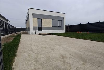 Casă cu 3 camere cu Teren 250 Mp în Clinceni