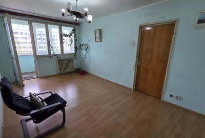 Apartament cu 3 camere decomandat în Berceni