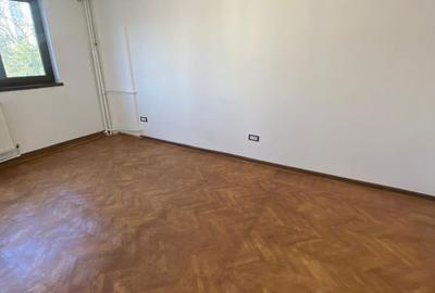 Spațiu comercial, de 50 mp, în Central - 3