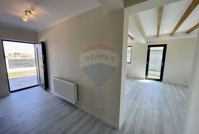 Casă cu 4 camere cu Canalizare în Exterior Vest - 12