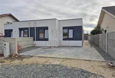 Duplex cu 4 camere cu Canalizare în Moșnița Nouă - 1