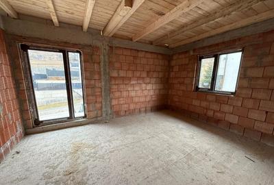 Casă cu 4 camere cu Canalizare în Florești