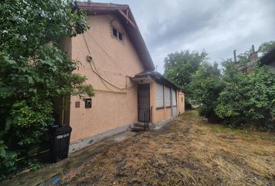De vânzare teren 615 mp cu două construcții, str.Dumbrava Roșie - 6