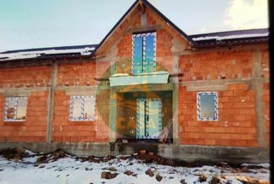 Casă cu 7 camere cu Teren 1300 Mp în Roman - 2