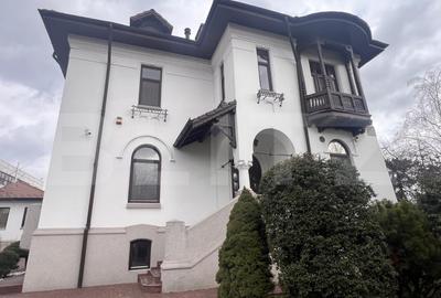 Casă individuală cu 8 camere cu Canalizare în 1 Mai - 1