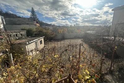 Casă individuală cu 4 camere cu Canalizare în Central - 1