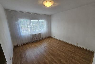 Apartament cu 3 camere semidecomandat în Micro III - 3