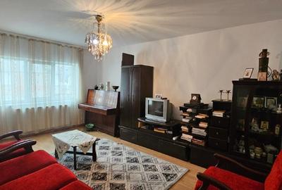 Vând apartament , 3 camere + debara,  decomandat  , etaj 3,  suprafața construit - 3