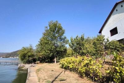 Casă cu Teren 1258 Mp în Eșelnița