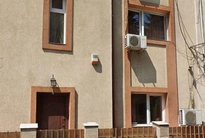Casă cu 8 camere cu Canalizare în Centrul Civic
