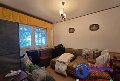 Apartament cu 3 camere decomandat în Pelican